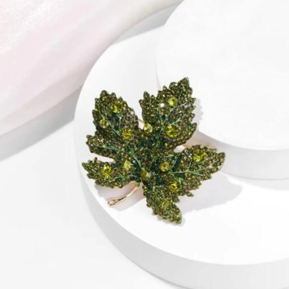 ❤️3/$36 Beautiful Green Diamonte Canadian Maple Leaf Golden Enamel Brooch Brand - Picture 2 of 4